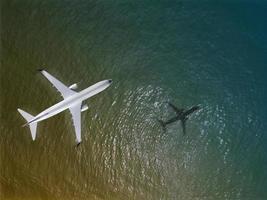 aereo sorvola un mare, vista dall'alto foto