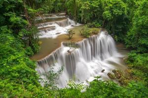 bella cascata nella foresta profonda, cascata di huay mae kamin nella provincia di kanchanaburi, tailandia foto