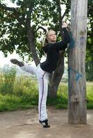 giovane donna fitness esercizi nel città parco foto