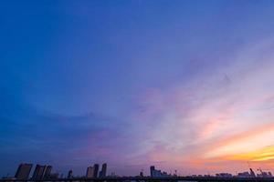 skyline crepuscolare sulla silhouette della grande città foto