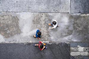 vista dall'alto di persone che viaggiano camminando in città foto