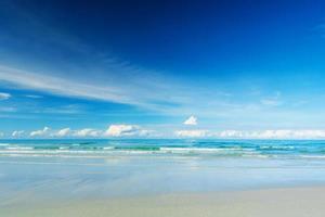 bellissima spiaggia tropicale e mare sotto il cielo blu foto