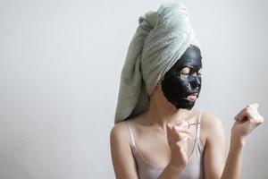 bella donna con maschera facciale nera, concetto di stile di vita foto