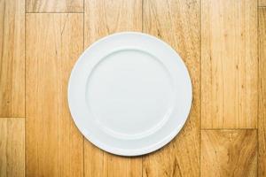 piatto bianco vuoto su fondo in legno foto
