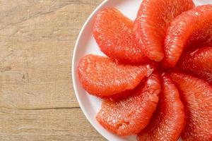 frutta fresca del pomelo rosso o pompelmo sulla piastra foto