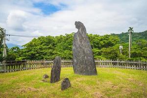 pilastro di pietra a mezzaluna al parco del sito peinan, taitung, taiwan