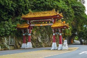 Parco nazionale di taroko ingresso est cancello ad arco a hualien, taiwan foto
