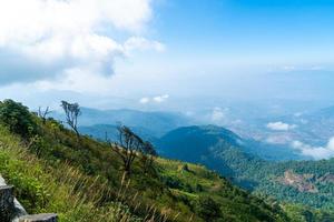 bellissimo strato di montagna con nuvole e cielo blu al sentiero naturalistico di Kew Mae Pan a Chiang Mai, Thailandia foto