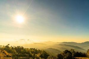 bellissimo strato di montagna con nuvole e alba a chiang mai in thailandia foto