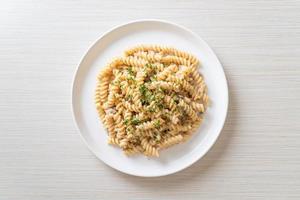 spirali o pasta a spirale salsa di crema di funghi con prezzemolo - stile alimentare italiano