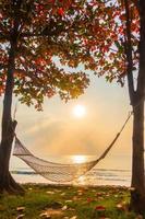 amaca vicino alla spiaggia e al mare all'alba foto