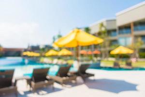 sfocatura astratta sfocata piscina in hotel resort di lusso