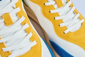 casuale scarpe da ginnastica su giallo sfondo, creativo minimalismo foto