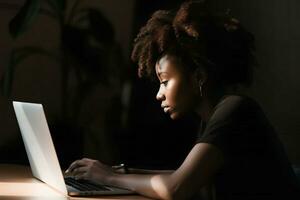 nero ragazza Lavorando su un' il computer portatile. ai generativo arte foto