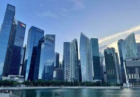 Singapore agosto 27 2023 panorama di grattacielo nel marina baia Singapore città orizzonte a tramonto cielo sera. foto