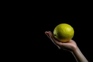 Limone nel mano isolato su nero sfondo con copia spazio. ai generato foto