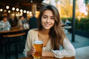 bellissimo ragazza con birra bicchiere foto