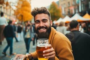 bellissimo uomo con birra bicchiere foto