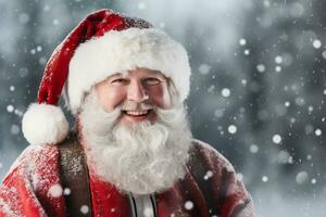 sorridente Santa Claus nel il suo iconico rosso completo da uomo e barba foto