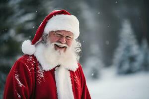 sorridente Santa Claus nel il suo iconico rosso completo da uomo e barba foto