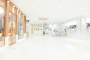 sfocatura astratta e centro commerciale di lusso sfocato dell'interno del grande magazzino per lo sfondo foto