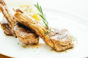 bistecca di carne di agnello alla griglia foto