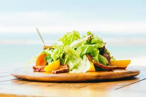 petto d'anatra alla griglia con insalata di verdure foto