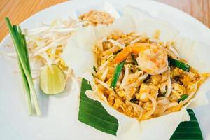 noodles pad thai con gamberi o gamberi sopra foto