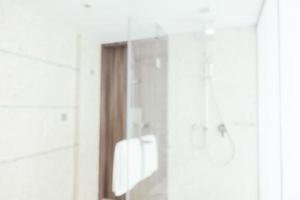 sfocatura astratta e interni sfocati per il bagno e la toilette foto