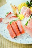 carne di pesce sashimi crudo e fresco foto