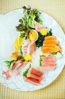 carne di pesce sashimi crudo e fresco foto