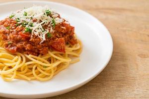 spaghetti alla bolognese di maiale o spaghetti con salsa di pomodoro tritato di maiale - stile italiano foto