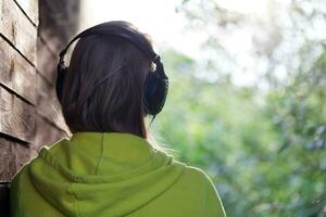 donna ascoltando per musica all'aperto foto