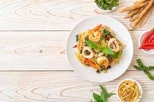 noodles piccanti saltati in padella con frutti di mare o pad cha talay - stile thai foto