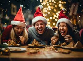 famiglia con Natale cappelli mangiare foto