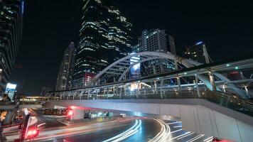 strada e pedone cavalcavia nel notte bangkok foto