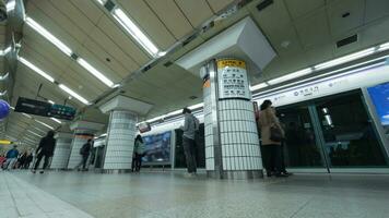 persone su metropolitana stazione nel seoul, Sud Corea foto