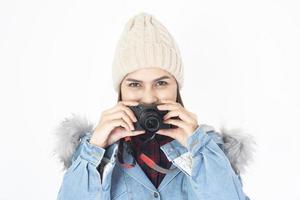 bella donna viaggiatrice su sfondo bianco foto