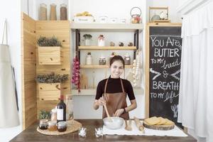 la bella donna sta cucinando nella sua cucina foto