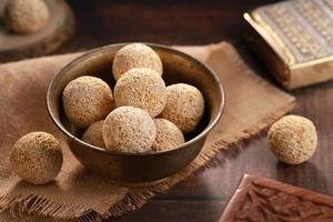 cibo dolce indiano chaulai ke ladoo - mangiato durante il digiuno di preghiera foto