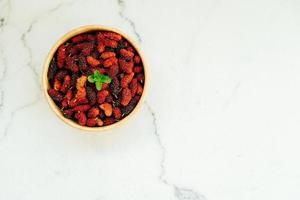 frutta di gelso nero nella ciotola foto