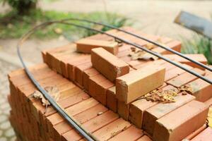 pallet un' rosso mattone edificio Materiale pila di nuovo rosso mattoni per costruzione. foto