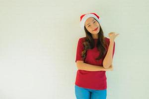 ritratto belle giovani donne asiatiche che indossano il cappello di Babbo Natale per la celebrazione a natale foto