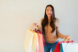 ritratto belle giovani donne asiatiche sorriso felice con la borsa della spesa