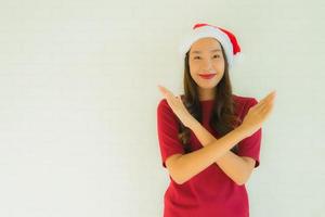 ritratto belle giovani donne asiatiche che indossano il cappello di Babbo Natale per la celebrazione a natale foto