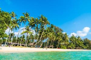 bellissima spiaggia tropicale e mare foto