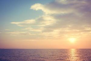 bel tramonto sulla spiaggia e sul mare foto