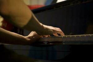 avvicinamento su il mani di un' donna giocando il pianoforte con musica chiavi foto