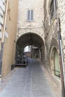 architettura di strade e palazzi del centro storico di assisi foto