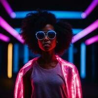 foto di bellissimo africano donna con con misto rosa e blu neon luce, generativo ai